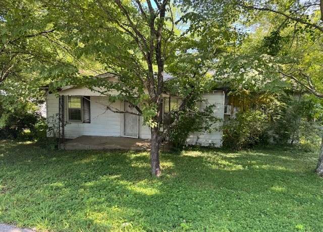 Property at 213 Chamberlain Ave, Lafayette, TN 37083, 3 beds, 1 bath
