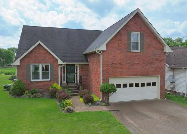 Property at 114 Oak Leaf Dr, Hendersonville, TN 37075, 3 beds, 2.5 baths