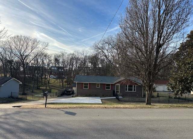 Property at 139 Lakeside Park Dr, Hendersonville, TN 37075, 4 beds, 3 baths