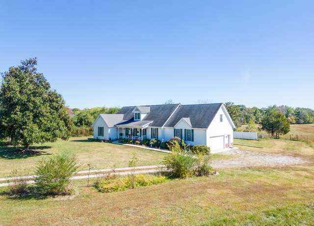 Property at 2119 W Lincoln St, Tullahoma, TN 37388, 3 beds, 3 baths