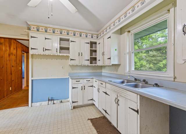 Property at 1003 Twin Creek Rd, Charlotte, TN 37036, 3 beds, 1 bath