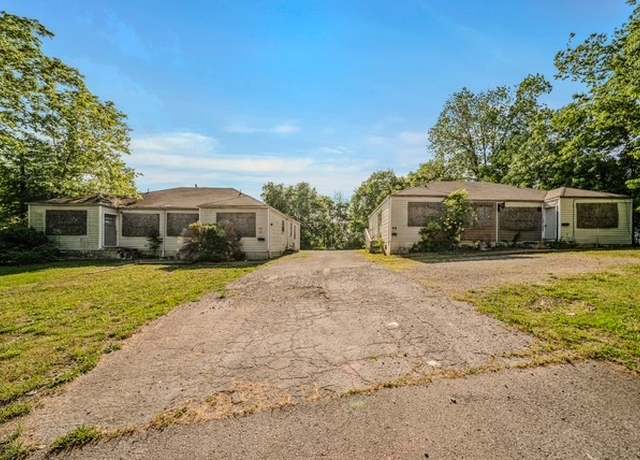 Property at 860 Greenwood Ave, Clarksville, TN 37040, 9 beds, 5 baths