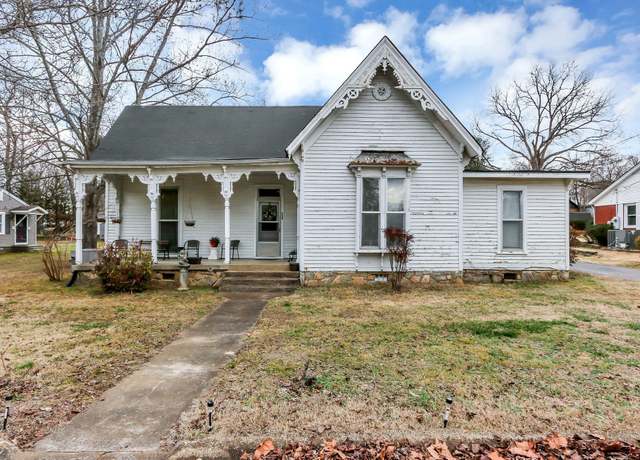 Property at 538 E Madison St, Pulaski, TN 38478, 3 beds, 2 baths