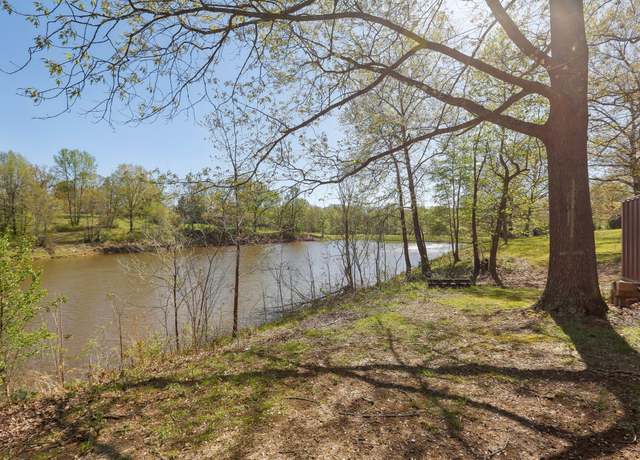 Property at 550 Lakeview Cir, Tennessee Ridge, TN 37178, 4 beds, 2.5 baths