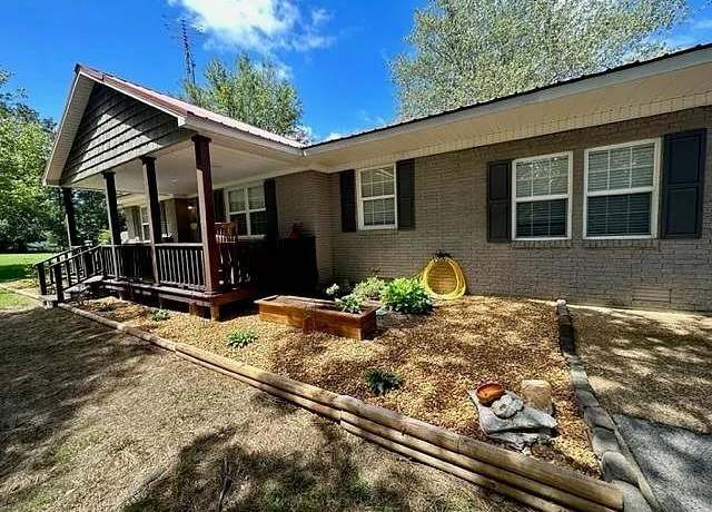 Property at 1105 Eastview Rd, Camden, TN 38320, 3 beds, 2 baths