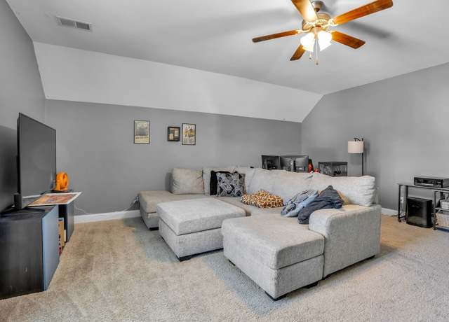 Property at 1076 Thrasher Dr, Clarksville, TN 37040, 3 beds, 2 baths
