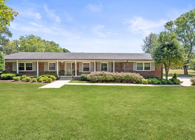 Property at 305 Golf Club Ln, Tullahoma, TN 37388, 3 beds, 2.5 baths