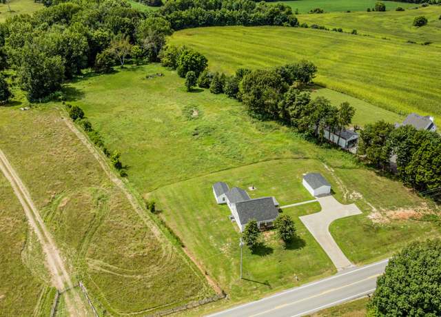 Property at 605 Fairfield Rd, Westmoreland, TN 37186, 2 beds, 2.5 baths
