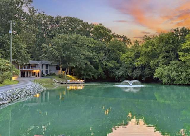 Property at 129 Mallard Dr, Hendersonville, TN 37075, 2 beds, 2.5 baths