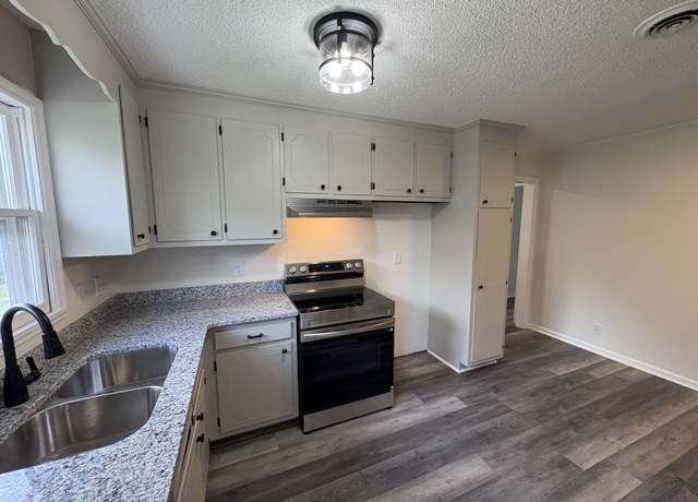 Property at 614 West St, Murfreesboro, TN 37130, 3 beds, 2 baths