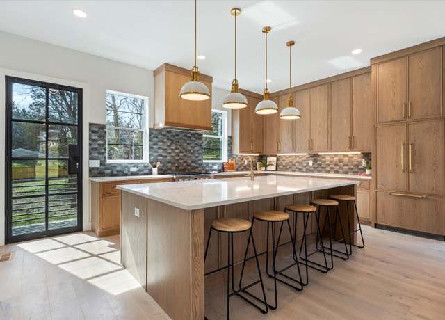 Property at 819 Davidson Dr, Nashville, TN 37205, 4 beds, 5 baths