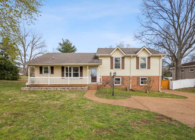 Property at 195 Cherokee Rd, Hendersonville, TN 37075, 3 beds, 2.5 baths