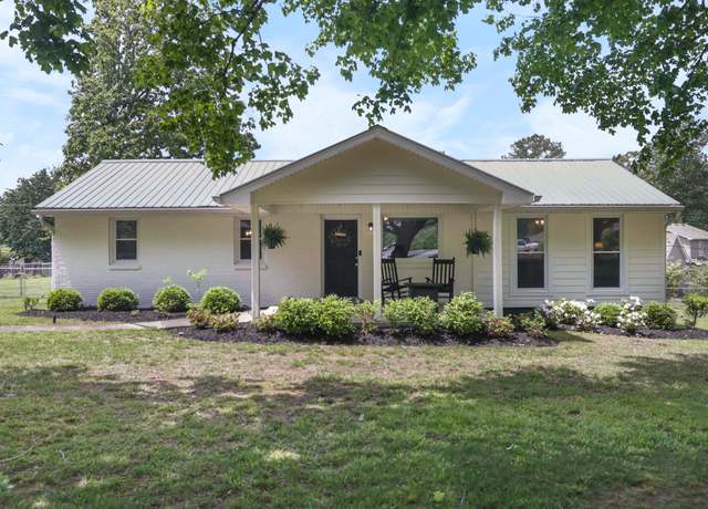 Property at 316 S Hummingbird Ln, Dickson, TN 37055, 3 beds, 2 baths