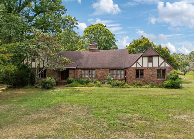 Property at 904 Westside Dr, Tullahoma, TN 37388, 4 beds, 3 baths