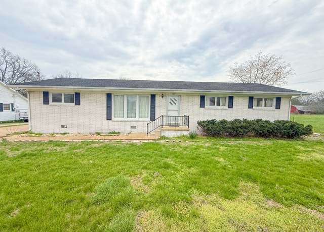 Property at 927 E Jefferson St, Pulaski, TN 38478, 3 beds, 2.5 baths