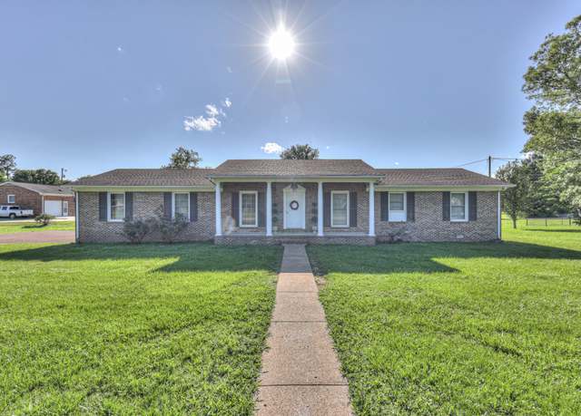 Property at 703 Dow Dr, Shelbyville, TN 37160, 3 beds, 2 baths
