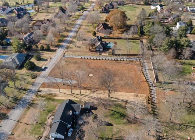 Property at 135 Buchanan Cir, Hendersonville, TN 37075, 4 beds, 3 baths