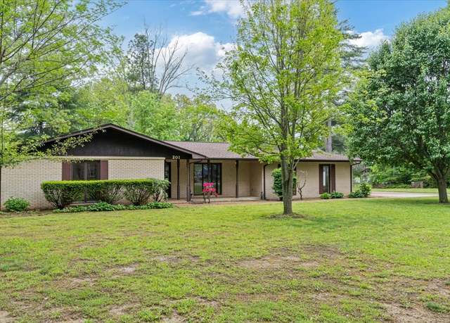 Property at 201 Yale Dr, Tullahoma, TN 37388, 3 beds, 2 baths