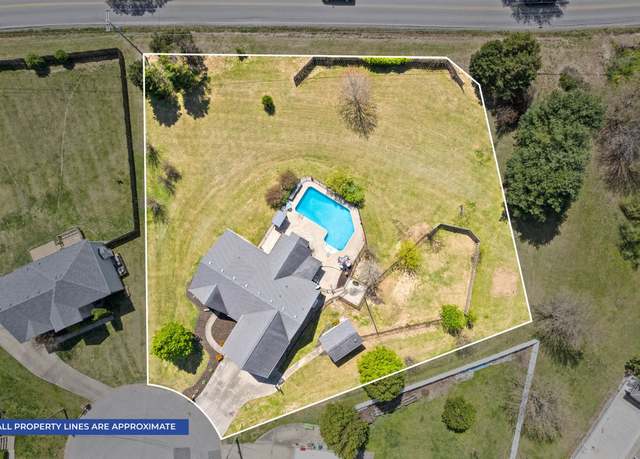 Property at 580 Mountain View Dr, Clarksville, TN 37043, 5 beds, 3.5 baths
