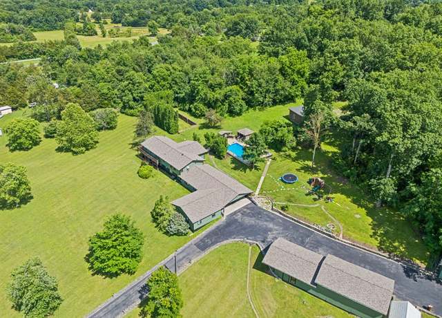Property at 305 Ridgewood Dr, Shelbyville, TN 37160, 7 beds, 4 baths
