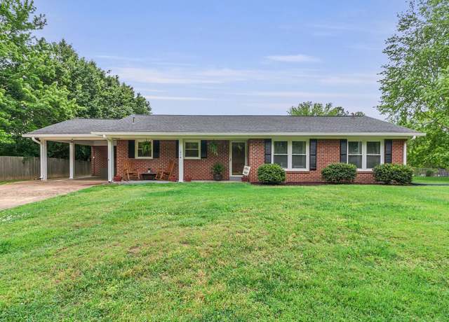 Property at 214 Lakeview Dr, Hohenwald, TN 38462, 3 beds, 2 baths