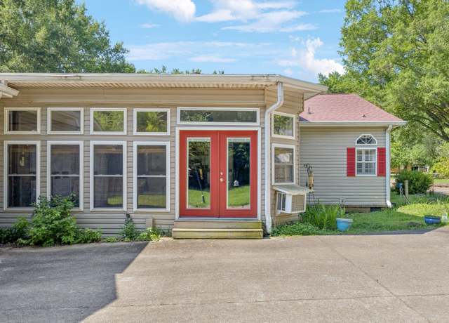 Property at 1108 Lone Oak Rd, Paris, TN 38242, 3 beds, 2 baths