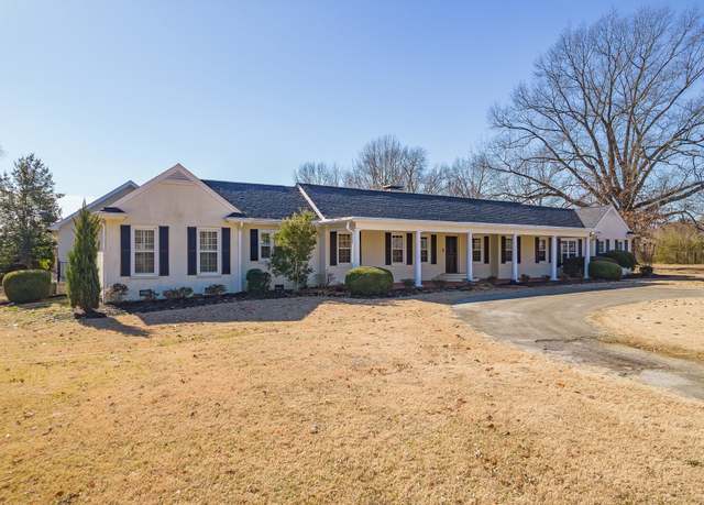 Property at 222 Country Club Ln, Jackson, TN 38305, 5 beds, 4.5 baths