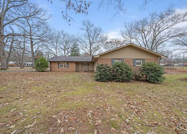 Property at 801 Westwood Dr, Tullahoma, TN 37388, 4 beds, 2 baths