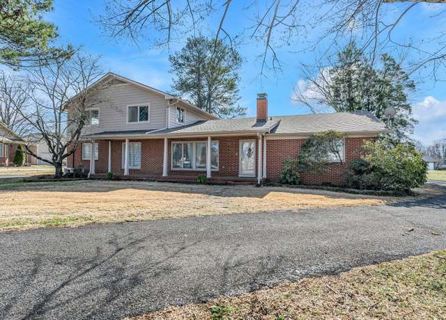 Property at 335 Robins St, Lawrenceburg, TN 38464, 5 beds, 4 baths