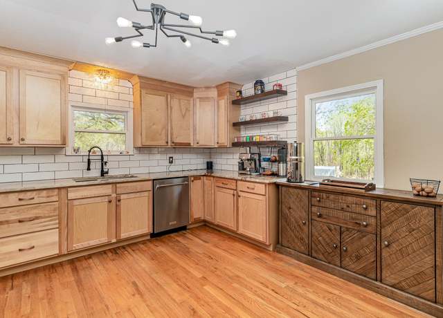Property at 1029 Cumberland Heights Rd, Clarksville, TN 37040, 3 beds, 3 baths