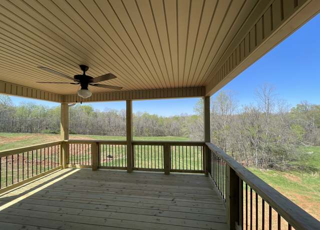 Property at 975 Palmyra Rd, Clarksville, TN 37040, 5 beds, 3.5 baths