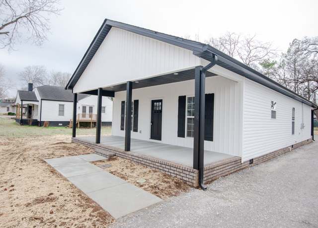 Property at 720 S Cannon Blvd, Shelbyville, TN 37160, 3 beds, 2 baths