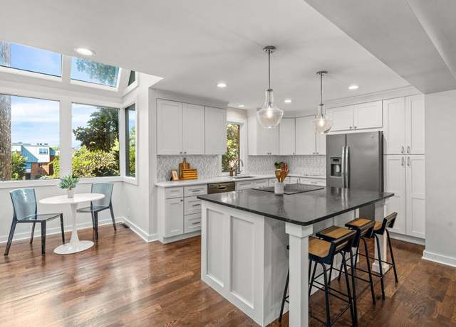 Property at 125 Hampton Pl, Nashville, TN 37215, 3 beds, 3 baths