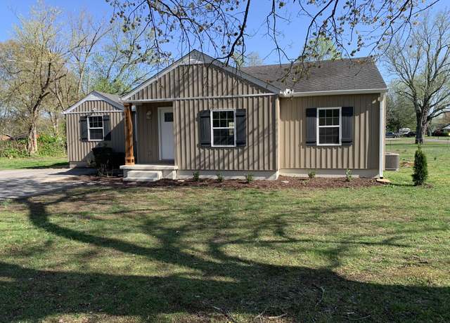 Property at 1402 E Grundy St, Tullahoma, TN 37388, 3 beds, 2 baths