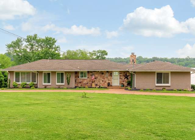 Property at 210 Sterling Rd, Hendersonville, TN 37075, 4 beds, 3 baths