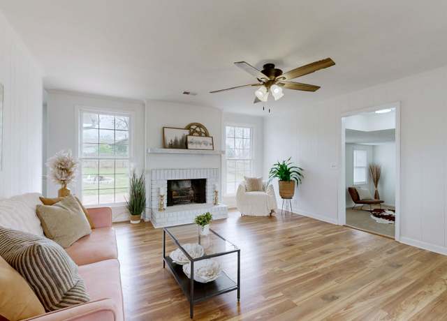 Property at 101 Trousdale Ct, Hendersonville, TN 37075, 3 beds, 2 baths