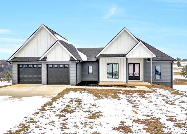 Property at 351 Fairway Dr, Dandridge, TN 37725, 3 beds, 2 baths
