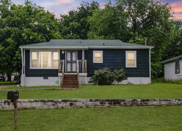 Property at 210 School St, Lewisburg, TN 37091, 3 beds, 1 bath