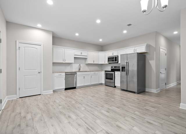 Property at 402 Shelby St, Clarksville, TN 37042, 8 beds, 8 baths