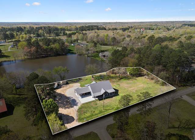 Property at 208 Lakeview Dr, Hohenwald, TN 38462, 3 beds, 2 baths