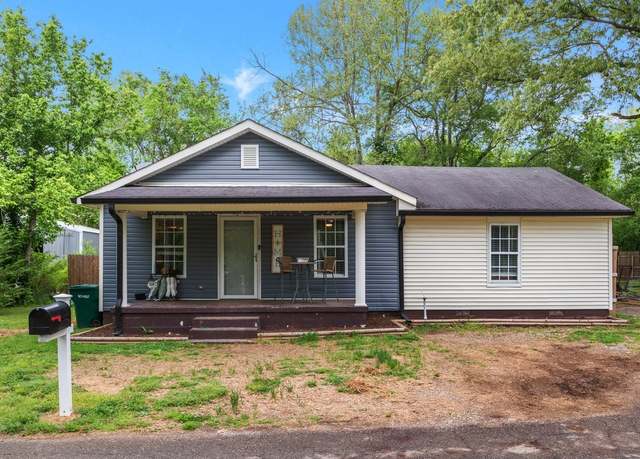 Property at 419 E Commerce St, Waverly, TN 37185, 3 beds, 2 baths
