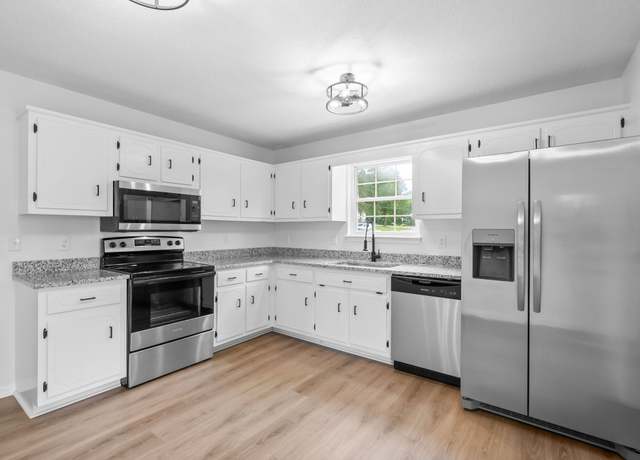 Property at 171 Stephanie Dr, Clarksville, TN 37042, 3 beds, 2 baths