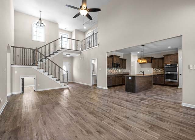 Property at 1585 Kestrel Dr, Clarksville, TN 37040, 3 beds, 2.5 baths