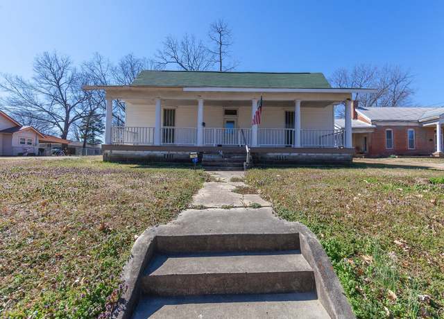 Property at 714 S College St, Trenton, TN 38382, 4 beds, 2 baths
