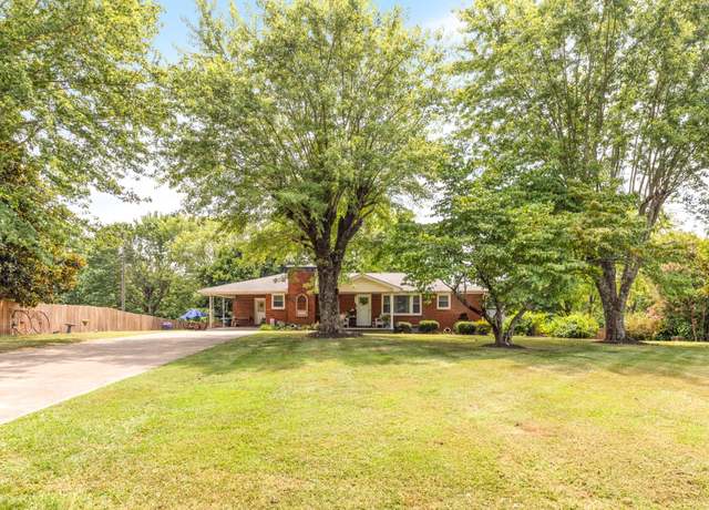 Property at 2015 Highway 70 W, Dickson, TN 37055, 3 beds, 2 baths