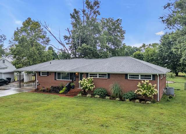 Property at 207 E Fort St, Tullahoma, TN 37388, 3 beds, 2 baths