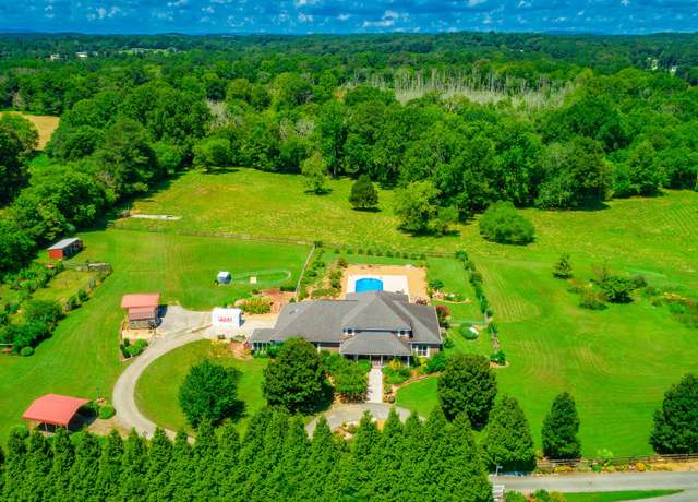 Property at 575 W Nickajack Rd, Ringgold, GA 30736, 5 beds, 3.5 baths