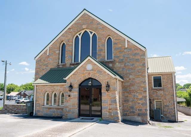 Property at 18 N Church St, Sparta, TN 38583, 9 beds, 3 baths
