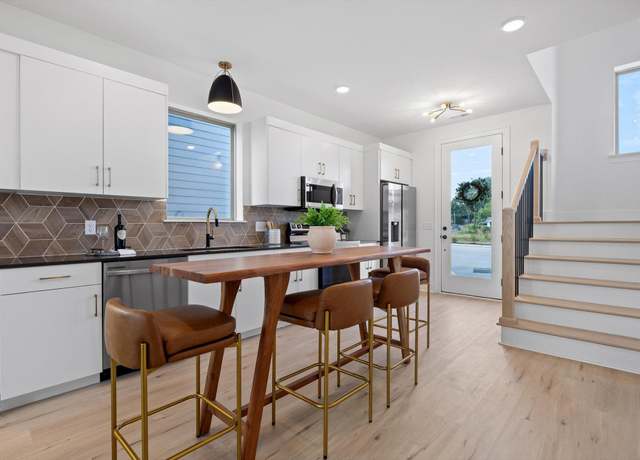 Property at 2542 E 18th St, Chattanooga, TN 37404, 3 beds, 2.5 baths