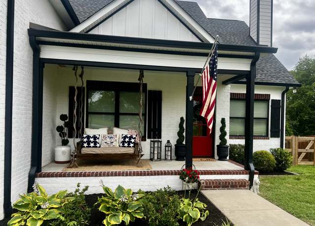Property at 105 Lakeview Dr, Hendersonville, TN 37075, 5 beds, 3 baths